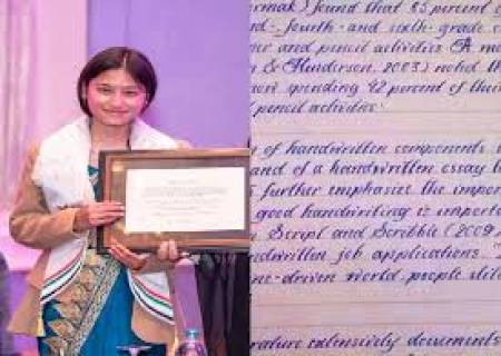 உலகின் மிக அழகான கையெழுத்து எழுதும் பெண் என்ற பட்டத்தைப் பெற்ற நேபாளத்தைச் சேர்ந்த பிரகிருதி மல்லா.