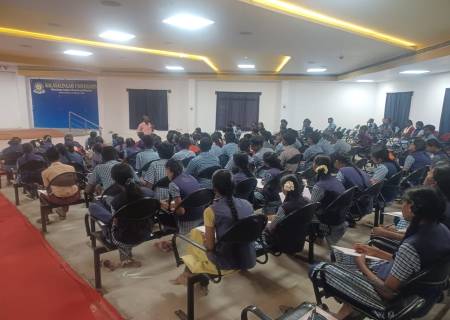 அரசு மற்றும் அரசு உதவி பெறும் பள்ளிகளில் 12-ஆம் வகுப்பில் சிறப்பாக பயின்ற மாணவர்களுக்காக நீட் மற்றும் க்யூட் நுழைவு தேர்வுக்கான 1 மாத இலவச பயிற்சி வகுப்பு  தொடங்கியுள்ளது.