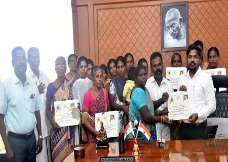 கட்டுமானத் தொழிலாளர்களின் வாரிசுதாரர்களுக்கு ரூ.30 இலட்சம் மதிப்பிலான உதவித்தொகைக்கான ஆணைகளை மாவட்ட ஆட்சித்தலைவர்  அவர்கள் வழங்கினார்.