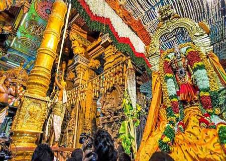 மீனாட்சி அம்மன் கோவிலில் கொடியேற்றத்துடன்,  உலகப்புகழ் பெற்ற மதுரை சித்திரை திருவிழா தொடங்கியது.