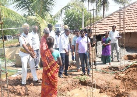 விருதுநகர் மாவட்டம் கலைஞர் கனவு இல்லம் திட்டத்தின் கீழ்  வீடுகள் கட்டிவரும் வரும் பயனாளிகளிடம் மாவட்ட ஆட்சித்தலைவர் அவர்கள் திட்டத்தின் பயன் குறித்து கருத்துக்களை கேட்டறிந்து ஆய்வு செய்தார்.