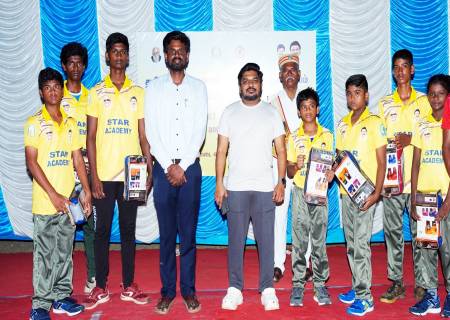 விருதுநகர் மாவட்ட விளையாட்டு அரங்க மைதானத்தில் அமைக்கப்பட்டுள்ள ஸ்டார் மாவட்ட குத்துச்சண்டை பயிற்சி மையத்தினை மாவட்ட ஆட்சித்தலைவர் அவர்கள் பார்வையிட்டு, பயிற்சி பெறும் மாணவர்களுக்கு சீருடைகளை வழங்கினார்.