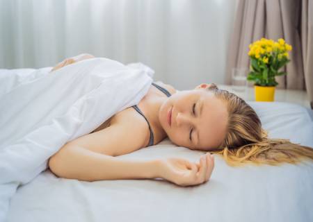 தலைக்கு கீழ்தலையணை இல்லாமல்  தூங்கினால் இதயம் மற்றும் மூளை வலுப்படுத்தும் மிகவும் பயனுள்ளதாக இருக்கும்.