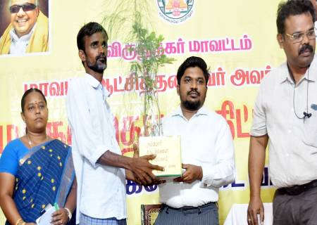 வெம்பக்கோட்டை வட்டம், ஆலங்குளம் கிராமத்தில் நடைபெற்ற மக்கள் தொடர்பு திட்ட முகாமில் 99 பயனாளிகளுக்கு   அரசின் பல்வேறு நலத்திட்ட உதவிகளை மாவட்ட ஆட்சித்தலைவர் அவர்கள் வழங்கினார்.