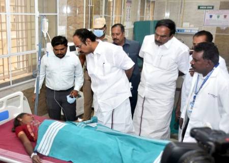 வெடி விபத்தில் காயமடைந்து,விருதுநகர் மருத்துவக் கல்லூரி மருத்துவமனையில் அனுமதிக்கப்பட்டு சிகிச்சை பெற்று வருபவர்களை  அமைச்சர்  அவர்கள் நேரில் பார்வையிட்டு ஆறுதல்  கூறினார்.