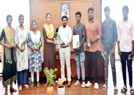 நாட்டின் தலைசிறந்த கல்வி நிறுவனங்களில் பயில்வதற்கான சேர்க்கை பெற்றுள்ள அரசு மற்றும் அரசு உதவி பெறும் பள்ளிகளில் பயின்ற மாணவர்களை மாவட்ட ஆட்சித்தலைவர்  அவர்கள் நேரில் அழைத்து பாராட்டினார்.