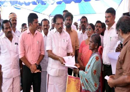 விருதுநகர் மாவட்டம், அருப்புக்கோட்டை ஊராட்சி ஒன்றியம், ஆமணக்குநத்தம் ஊராட்சியில் உங்களுடன் ஸ்டாலின் திட்டத்தின் கீழ், நடைபெற்ற முகாமினை அமைச்சர் அவர்கள் தொடங்கி வைத்தார்.