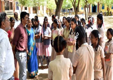 வெம்பக்கோட்டை ஊராட்சி ஒன்றியப் பகுதிகளில் நடைபெற்று வரும் பல்வேறு வளர்ச்சி திட்டப்பணிகள் குறித்து மாவட்ட ஆட்சித்தலைவர்அவர்கள்  ஆய்வு செய்தார்.