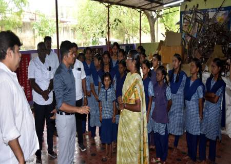 அருப்புக்கோட்டை ஊராட்சி ஒன்றியத்திற்குட்பட்ட பல்வேறு பகுதிகளில் நடைபெற்று வரும் வளர்ச்சி திட்டப்பணிகள் குறித்து மாவட்ட ஆட்சித்தலைவர் அவர்கள் நேரில் சென்று பார்வையிட்டு ஆய்வு செய்தார்.