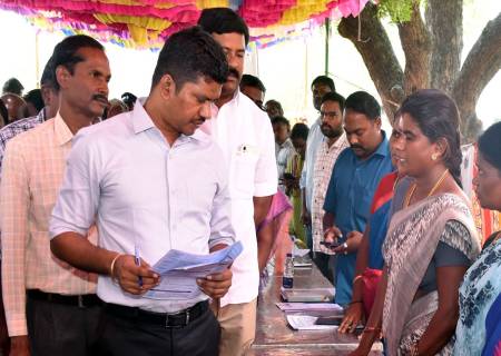 உங்களுடன் ஸ்டாலின் முகாம் நடைபெற்று வருவதை மாவட்ட ஆட்சித்தலைவர்  அவர்கள் நேரில் சென்று பார்வையிட்டார்.