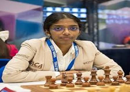 தமிழக வீராங்கனை வைஷாலி கிராண்ட் சுவிஸ் செஸ் போட்டியில் வெற்றி பெற்று, 3 புள்ளிகளுடன் முதலிடத்தில் இருக்கிறார்.