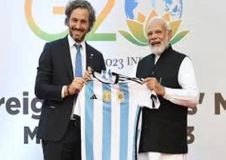 75 வது பிறந்த நாள் கொண்டாடும் பிரதமர் மோடிக்கு , அர்ஜென்டினா கால்பந்து அணி கேப்டன் மெஸ்ஸி 'ஜெர்சி' பரிசு .