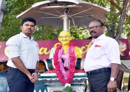 அண்ணல் காந்தியடிகள் அவர்களின் 157 -வது பிறந்த நாள் விழாவை முன்னிட்டு, விருதுநகர் மாவட்ட ஆட்சித்தலைவர் அவர்கள் கதர் சிறப்பு தள்ளுபடி முதல் விற்பனையினை துவக்கி வைத்தார்.