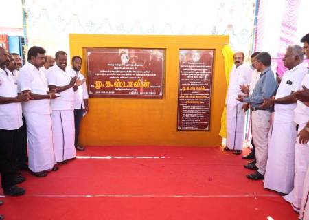 மல்லாங்கிணறு இலங்கை தமிழர் மறுவாழ்வு முகாமில் கட்டப்பட்டுள்ள 40 குடியிருப்புகளுக்கான சாவிகளை,  அமைச்சர்  அவர்கள் பயனாளிகளுக்கு வழங்கி, புதிய வீடுகளை பார்வையிட்டார்.