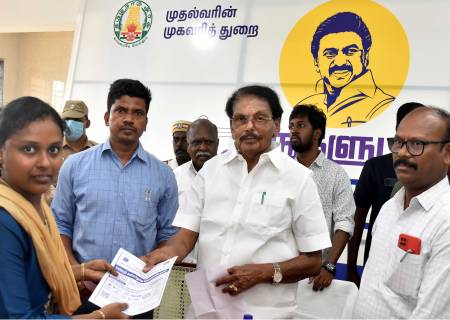 உங்களுடன் ஸ்டாலின் முகாம் நடைபெற்று வருவதை வருவாய் மற்றும் பேரிடர் மேலாண்மைத்துறை அமைச்சர் திரு.கே.கே.எஸ்.எஸ்.ஆர்.ராமச்சந்திரன் அவர்கள் நேரில் சென்று பார்வையிட்டார்.