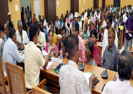 விருதுநகர் மாவட்ட ஆட்சியர் அலுவலக கூட்டரங்கில் மக்கள் குறைதீர்க்கும் நாள் கூட்டம் மாவட்ட ஆட்சித்தலைவர் அவர்கள் தலைமையில் நடைபெற்றது.