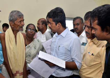இராஜபாளையம் ஊராட்சி ஒன்றியம் மேலராஜகுலராமன் ஊராட்சி, சத்திரப்பட்டி மற்றும் சிவகாசி ஊராட்சி ஒன்றியம் நாரணாபுரம் ஆகிய இடங்களில் உங்களுடன் ஸ்டாலின் முகாம் நடைபெற்று வருவதை மாவட்ட ஆட்சித்தலைவர் அவர்கள் நேரில் சென்று பார்வையிட்டு ஆய்வு செய்தார்