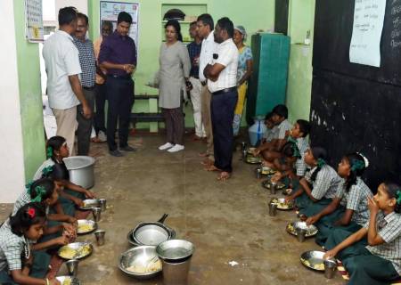 விருதுநகர் மற்றும் சாத்தூர் வட்டாரப்பகுதிகளில் மேற்கொள்ளப்பட்டு வரும் வளர்ச்சித்திட்ட பணிகள் மற்றும் அரசு திட்டங்களின் செயல்பாடுகள் குறித்து  கள ஆய்வு .