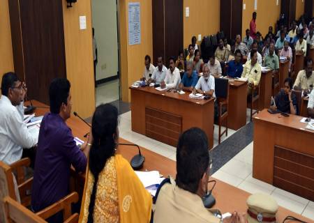 வடகிழக்கு பருவ மழைக்காலங்களில் மேற்கொள்ள வேண்டிய முன்னெச்சரிக்கை நடவடிக்கைகள் குறித்தும், வெள்ளம் மற்றும் இயற்கை சீற்றங்களில் இருந்து பொதுமக்களை மீட்க எடுக்கப்படும் நடவடிக்கைகள் குறித்தும், ஆய்வுக் கூட்டம்.