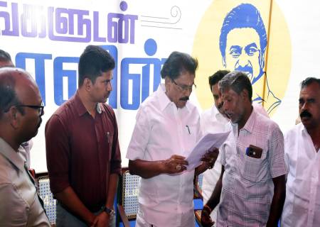 உங்களுடன் ஸ்டாலின் முகாம் நடைபெற்று வருவதை மாவட்ட ஆட்சித்தலைவர் அவர்கள் தலைமையில், அமைச்சர் அவர்கள் நேரில் சென்று பார்வையிட்டு பல்வேறு நலத்திட்ட உதவிகளை வழங்கினார்.