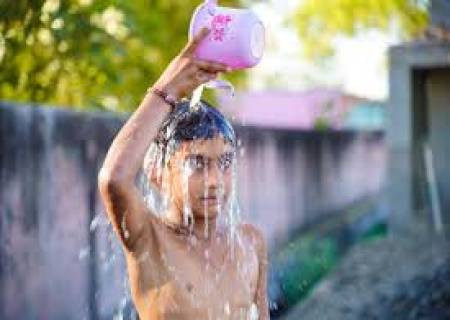 குளிக்கும் போது முதலில் தண்ணீர்  ஊற்ற கூடாத பகுதி ?