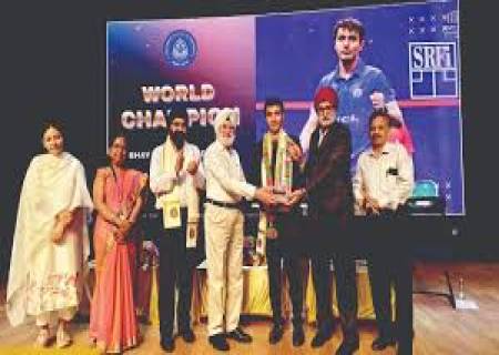 இந்திய வீரர் அபய் சிங் ஸ்குவாஷ் உலகக் கோப்பையை வென்று ரூ.11 லட்சம் பரிசு பெற்றார்.