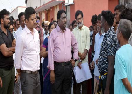 குல்லூர்சந்தை மற்றும் மல்லாங்கிணறு ஆகிய இடங்களில் உள்ள இலங்கைத் தமிழர் மறுவாழ்வு முகாம்களில், அயலகத் தமிழர் நலன் மற்றும் மறுவாழ்வுத் துறை ஆணையர்  அவர்கள் நேரில் சென்று பார்வையிட்டு ஆய்வு செய்தார்.