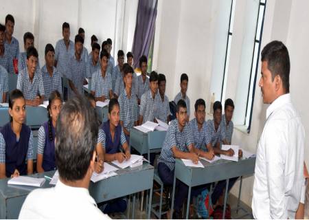 அரசுப்பள்ளியில் பயிலும்  மாணவர்களுக்கு பொறியியல் கல்லூரிகளில் இளங்கலை பொறியியல் படிப்புகளில் சேர்க்கை பெறுவதற்காக நடத்தப்படும் அகில இந்திய நுழைவுத் தேர்வு பயிற்சி வகுப்பினை பார்வையிட்டு,மாணவர்களிடம்  கலந்துரையாடினார்.