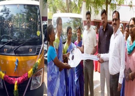 திருச்சுழி வட்டாரப்பகுதிகளில் அரசின் பல்வேறுத்துறைகள் மூலம் செயல்படுத்தப்பட்டு வரும் நலத்திட்டங்களை  மாவட்ட ஆட்சித்தலைவர் அவர்கள் பயனாளிகளுக்கு வழங்கினார்.