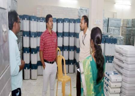 வாக்குப்பதிவு இயந்திரங்களுக்கான முதல் நிலை சரிபார்க்கும் பணிகள் ஆய்வு.