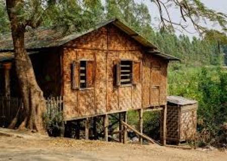 உறுதியாக நின்ற 26 மூங்கில் வீடுகள்.