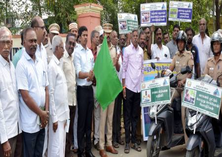 சாலைப்பாதுகாப்பு மாதம் -2026 முன்னிட்டு,இருசக்கர வாகன ஓட்டுநர்களுக்கு  இருசக்கர வாகன விழிப்புணர்வு பேரணியை மாவட்ட ஆட்சித்தலைவர் அவர்கள் தொடங்கி வைத்தார்.