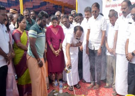 சிவகாசி நகருக்கான  இரண்டாம் கட்ட வெளி வட்டச்சாலை அமைக்கும் பணிகளுக்கு   அமைச்சர்   அவர்கள் அடிக்கல் நாட்டி பணிகளை துவக்கி வைத்தார்.