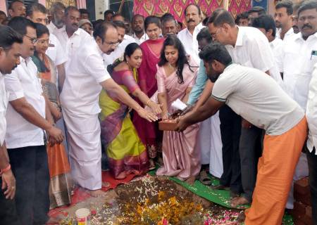 சிவகாசி திருத்தங்கலில்  புதிய இரயில்வே மேம்பாலம் கட்டுவதற்கு,  அமைச்சர் அவர்கள்  அடிக்கல் நாட்டி பணிகளை துவக்கி வைத்தார்.