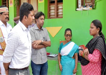 விருதுநகர் மாவட்டம் மாவட்ட ஆட்சியர் அவர்கள்  கர்ப்பிணி தாய்மார்களின் இல்லங்களுக்கு நேரில் சென்று சிகிச்சை மேற்கொள்ளும் மருத்துவமனை மற்றும் உரிய முறையில் சிகிச்சை வழங்கப்படுகிறதா என்று கேட்டறிந்து கலந்துரையாடினார்.