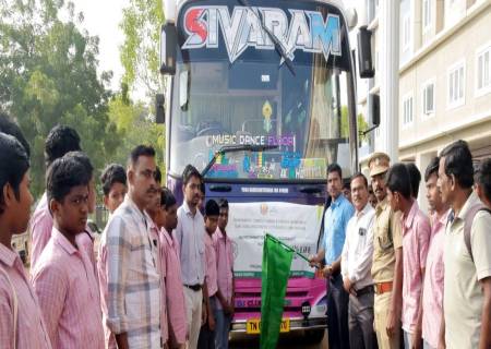 செண்பகத்தோப்பு பகுதியில் நடைபெற்ற அரசு பள்ளி மாணவர்களுக்கான ஒருநாள் இயற்கை முகாமிற்கு சென்ற பேருந்தினை மாவட்ட ஆட்சித்தலைவர் அவர்கள் வழியனுப்பி வைத்தார்.