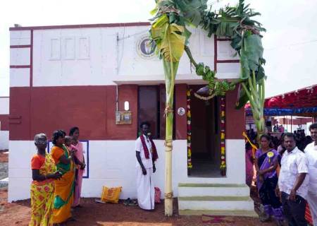திருச்சுழி ஊராட்சி ஒன்றியம் சென்னிலைக்குடியில்  கட்டப்பட்டுள்ள புதிய 100 சமுதாய வீடுகளுக்கான சாவிகளை  அமைச்சர்அவர்கள் பயனாளிகளுக்கு வழங்கி, புதிய வீடுகளை பார்வையிட்டார்.