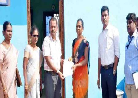 83 குடும்பங்களுக்கு இலவச இணையவழி பட்டாக்களை மாவட்ட ஆட்சித்தலைவர்அவர்கள்  பயனாளிகளின் இல்லங்களுக்கு நேரில் சென்று வழங்கினார்.