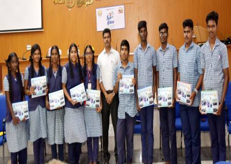 உண்டு உறைவிடப் பயிற்சி பெற்று, அகில இந்திய நுழைவுத் தேர்வு(JEE) முதல்நிலை தேர்வில் தகுதி பெற்ற 11 அரசுப்பள்ளி மாணவர்களை இரண்டாம் நிலை தேர்வுக்கு பயிற்சி .