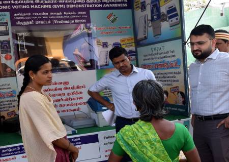மின்னணு வாக்குப்பதிவு இயந்திரங்களின் செயல்பாடு குறித்த விழிப்புணர்வு வாகனப் பணிகளை  மாவட்ட ஆட்சித்தலைவர் நேரில் ஆய்வு.
