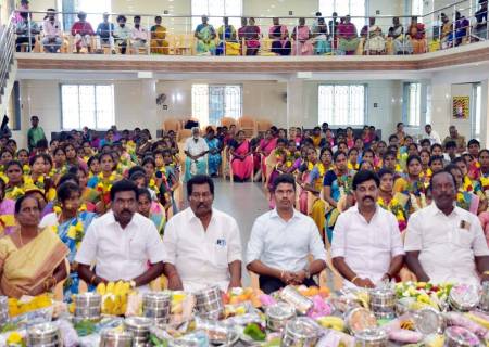 சமுதாய வளைகாப்பு விழாவில் 200 கர்ப்பிணி தாய்மார்களுக்கு வளைகாப்பு சீதனப் பொருட்களை மாவட்ட ஆட்சித்தலைவர் , அவர்கள் வழங்கினார்.