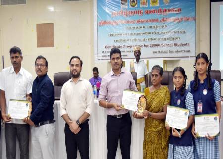 வனமும், வாழ்வும் பயிற்சி நிறைவுச் சான்றிதழ் வழங்கும் விழா மாவட்ட ஆட்சித்தலைவர் அவர்கள் தலைமையில் நடைபெற்றது.