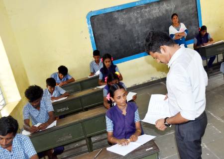 மல்லாங்கிணர் அரசு மேல்நிலைப்பள்ளியில் பன்னிரெண்டாம் வகுப்பு அரசு பொதுத் தேர்வுகள் நடைபெறுவதை மாவட்ட ஆட்சியர் அவர்கள் நேரில் சென்று ஆய்வு.