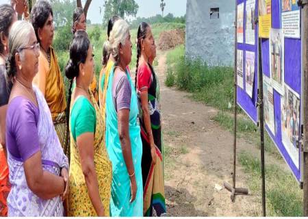 காரியாபட்டி ஊராட்சி ஒன்றியத்துக்கு உட்பட்ட தோணுகால் ஊராட்சியில் வைக்கப்பட்டுள்ள தமிழக அரசின் சாதனை விளக்க புகைப்படக் கண்காட்சி.