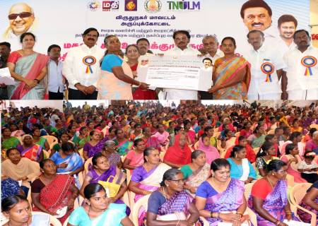 ஊரக வளர்ச்சி மற்றும் ஊராட்சித் துறை மற்றும் தமிழ்நாடு மாநில ஊரக மற்றும் நகர்ப்புர வாழ்வாதார இயக்கம் சார்பில்,மகளிர் சுய உதவிக்குழுக்களுக்கு கடனுதவிகளை  அமைச்சர்  அவர்கள் வழங்கினார்.