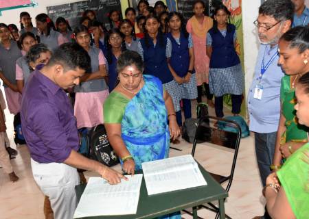 விருதுநகர் ஊராட்சி ஒன்றியத்தில் மேற்கொள்ளப்பட்டு வரும் பல்வேறு வளர்ச்சித் திட்டப் பணிகளை மாவட்ட ஆட்சித்தலைவர்  அவர்கள் ஆய்வு மேற்கொண்டார்.