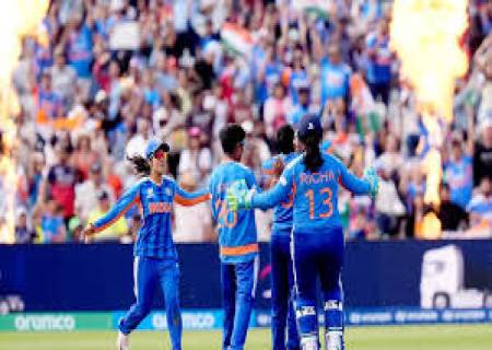 இந்திய பெண்கள் அணி டி-20' உலக கோப்பையில் வெற்றி பெற்றனர்.