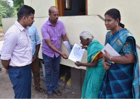 விருதுநகர் மாவட்டம் 13 குடும்பங்களுக்கு இலவச இணையவழி பட்டாக்களை மாவட்ட ஆட்சித்தலைவர் , அவர்கள்  பயனாளிகளின் இல்லங்களுக்கு நேரில் சென்று வழங்கினார்.