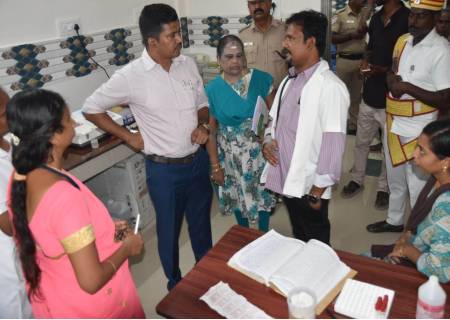 வெம்பக்கோட்டை ஊராட்சி ஒன்றிய பகுதிகளில் மாவட்ட ஆட்சித்தலைவர் அவர்கள் கள ஆய்வு மேற்கொண்டார்.