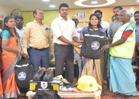 சமூக நலன் மற்றும் மகளிர் உரிமைத்துறை அமைச்சர் திருமதி கு.ஜெகதீஸ்வரி அவர்கள் இராஜபாளையம் நகராட்சியில், 329 தூய்மை காவலர்களுக்கு பாதுகாப்பு உபகரணங்களை வழங்கினார்.